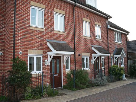 Modern 4-bedroom townhouse near Whiteley Centre - Photo 2