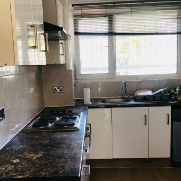 Room in a Shared Flat, Hersham Close, SW15 - Photo 3