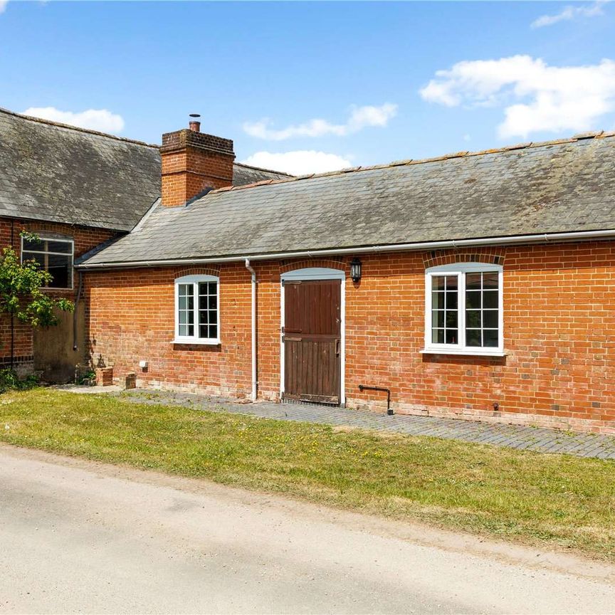 A charming two bedroom cottage in the heart of Hamptworth - Photo 1