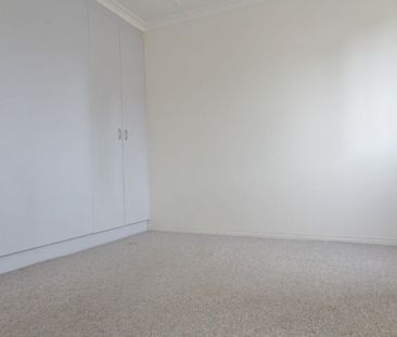 Tidy one bedroom unit with Lock up garage - Photo 4