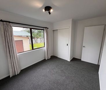 Renovated 3 Bedroom Home - Chartwell - Photo 6