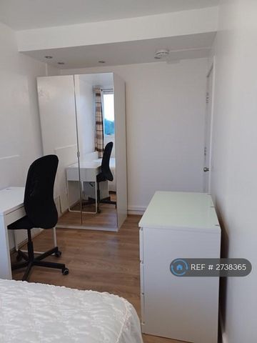 1 bedroom in a flat share to rent - Photo 3