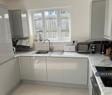 1 bedroom in a flat share to rent - Photo 5