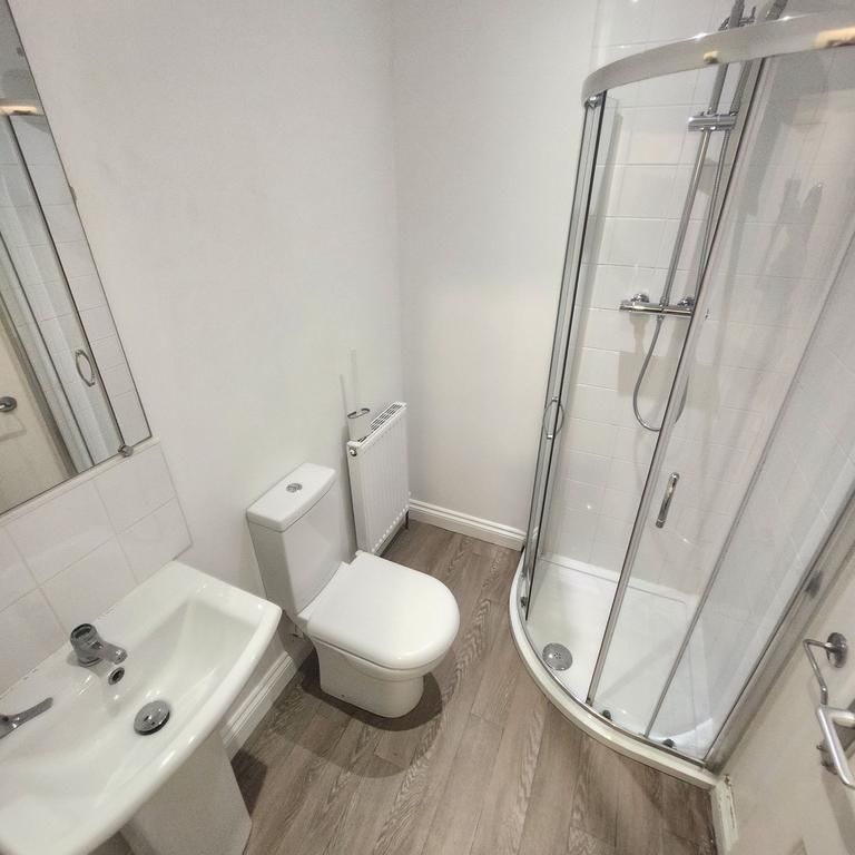 1 bedroom in a house share to rent - Photo 1