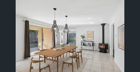 Spacious Family Entertainer with Poolside Luxury - Photo 2