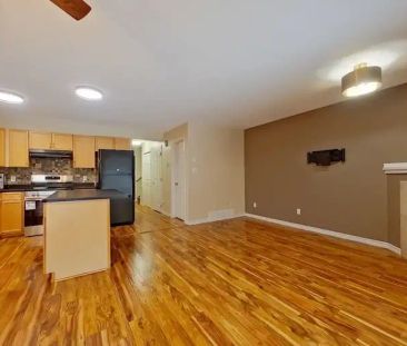 2 Bed / 2.5 Bath Half-Duplex in SW Edmonton with Single Attached Ga... - Photo 1