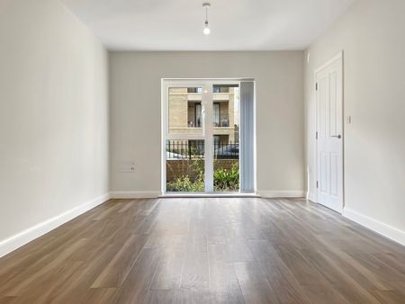 A wonderfully presented five bedroom home, with double garage and enclosed garden. Close to Trumpington Meadows nature reserve, Addenbrookes Hospital and the park and ride, for Cambridge City centre. Available December. - Photo 2