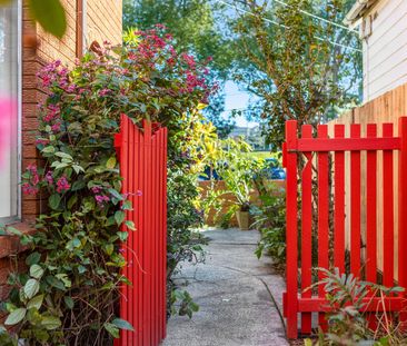 Renovated family home with large north facing rear + grassed yard - Photo 4