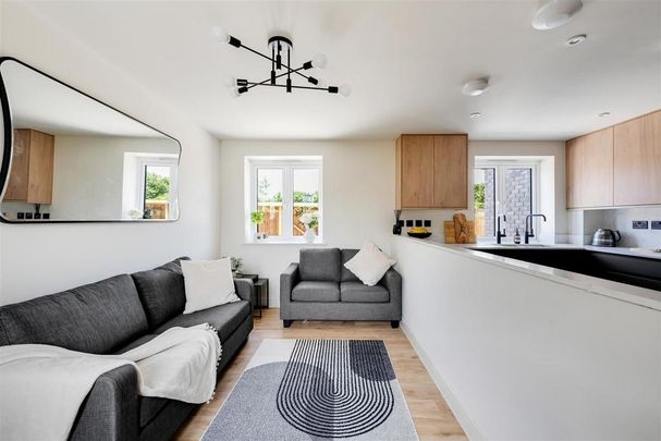 1 bedroom in a house share to rent - Photo 1