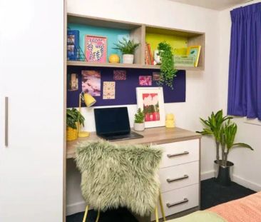 Large Standard Double Ensuite: Three Bed Flat - Photo 6