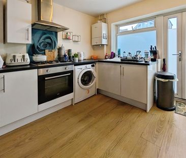 Howards Grove, SO15 - Photo 3