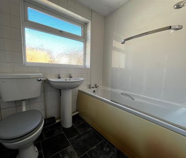 3 bedroom flat to rent - Photo 4
