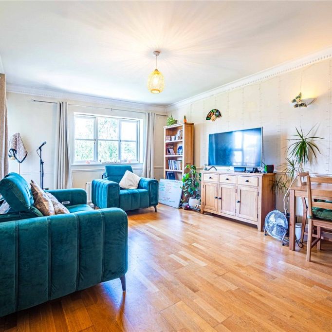 1 bed Upper Floor Flat for rent - Photo 1