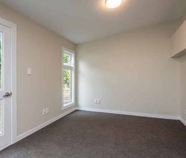 Newtown, 4-Bedroom - Photo 2