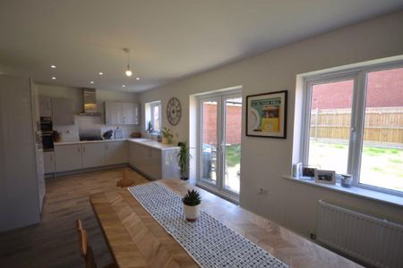 4 bedroom detached house to rent - Photo 4