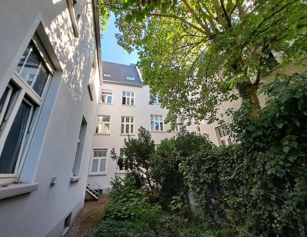Schönes möbliertes Apartment in ruhiger Seitenstraße - Foto 1