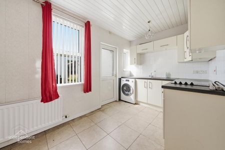 27 Kent Avenue, Larne, BT40 1NB - Photo 2