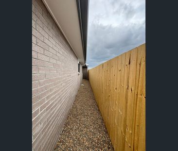 Brand New 4-Bedroom Home in ‘Elmwood Estate’, White Rock for Rent - Photo 5