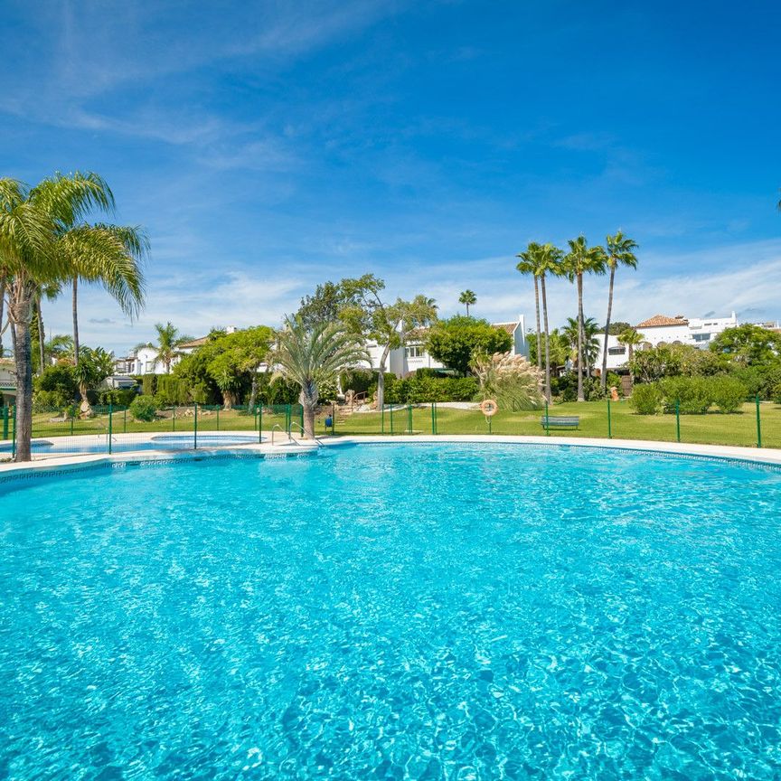 Casa adosada de alquiler en Bell Air, Bel - Air - Photo 1