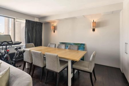 Modern one bedroom apartment with lift and porter. - Photo 3