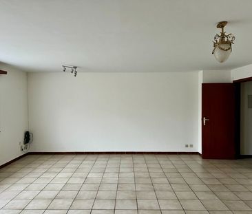 NABIJ UZ GENT, GELIJKVLOERSAPPARTEMENT MET 2 SLAAPKAMERS EN GARAGE. - Photo 3