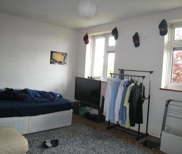3 bedroom flat to rent - Photo 2