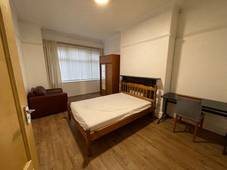 4 bedroom house to rent Harley Avenue, M14 - Photo 3