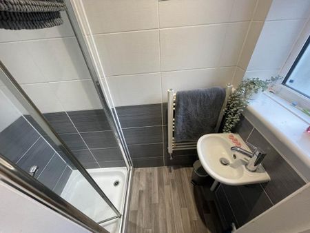 3 bedroom flat to rent - Photo 2