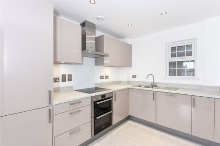 2 bedroom Flat in Saxons Court, Wokingham - Photo 2