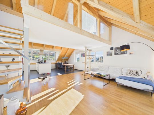 Einzigartige 4.5-Zimmer-Dachwohnung mit Galerie und Weitblick in Kaufdorf - Photo 1