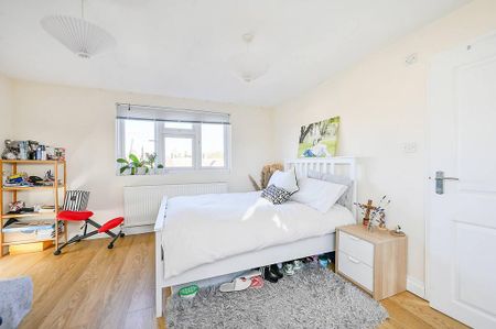 3 bedroom flat to rent - Photo 4