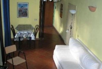 Trastevere-Terrace: 45sqm. Charming studio loft. Entrance, living room, separate kitchen, renovated bath, sleeping loft, large private terrace. Sunny, silent. Ref. 692