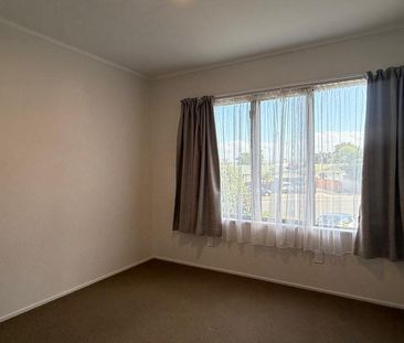 Versatile Dual-Living Home - Ideal for Large Families or Shared Living - Photo 6