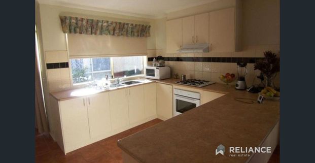 Modern 3-Bedroom Home in Prime Werribee Location! - Photo 1