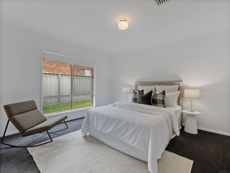 Stylish, Renovated Family Home Backing onto the Golf Course - Photo 5