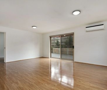 Stylish One Bedroom Apartment In Great Location - Photo 2