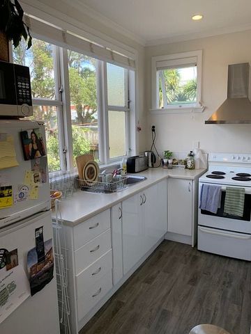 Charming 1BR Flat in Vibrant Newtown - Photo 2