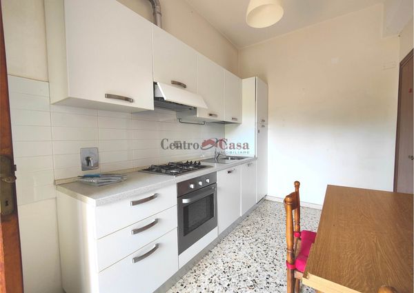 Appartamento con 2 camere, arredato.