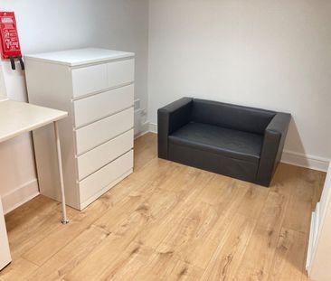 1 Bed Flat, Very Near West Cromwell Road Area, SW20 - Photo 3