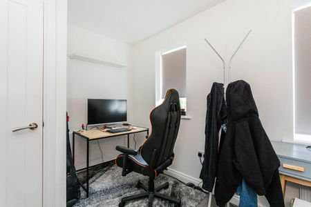 2 bedroom mews to rent - Photo 4