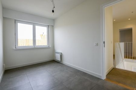 Prachtig gerenoveerd duplexappartement met groot zonneterras en open zicht, gelegen vlakbij de Zoutelaan en de Dumortierlaan. Garage mogelijk. - Foto 3