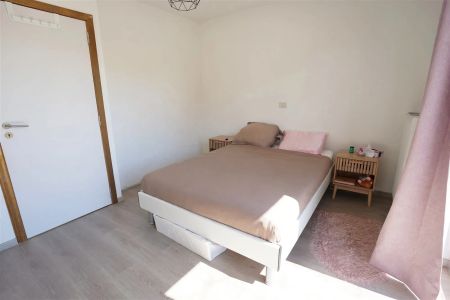 Jonge woning met 2 overrdekte staanplaatsen en kleine tuin - Foto 4