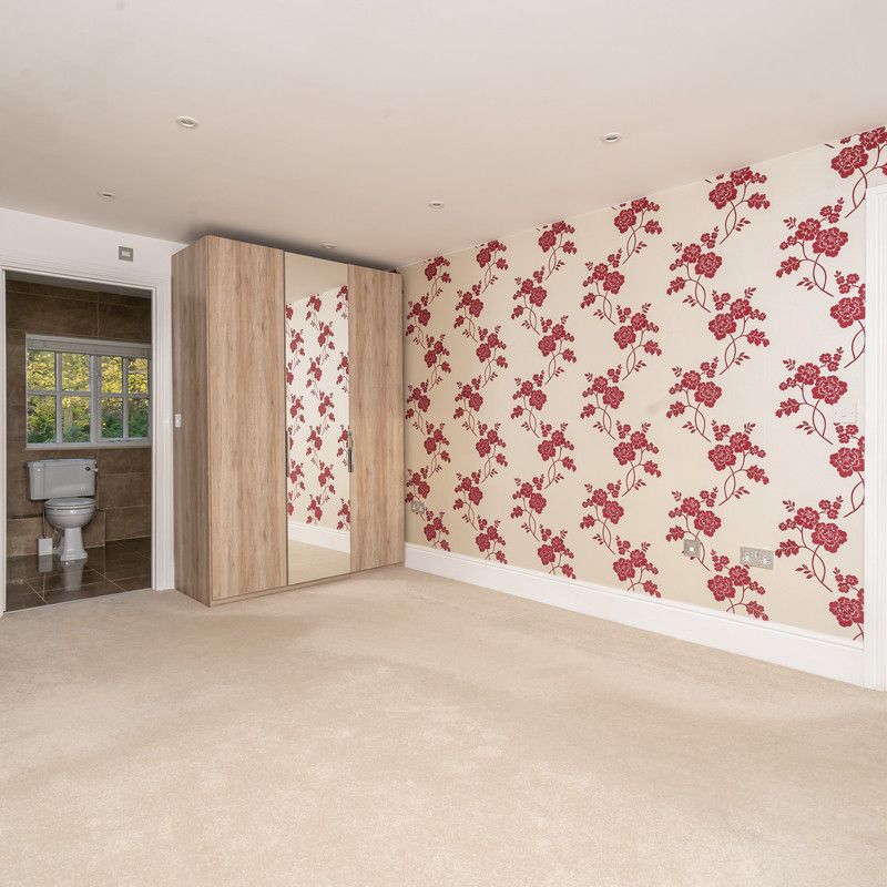 4 bed Detached House To Let - Photo 1