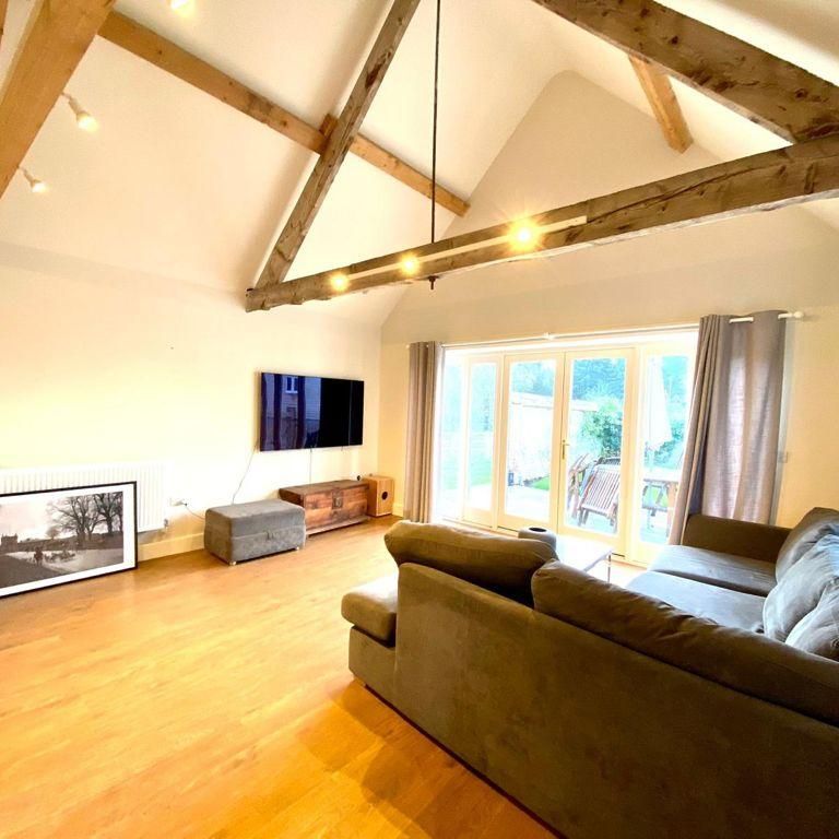 3 bedroom barn conversion to rent - Photo 1