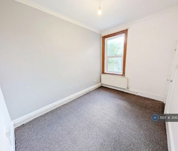 3 bedroom flat to rent - Photo 4
