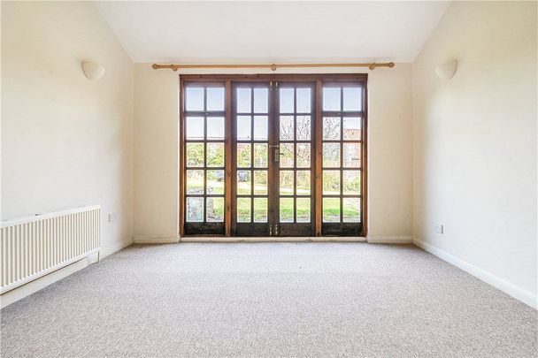 A single storey 4 bedroom , 2 bathroom barn conversion in the pretty village of Compton Dando, some 7 miles west of Bath. - Photo 1