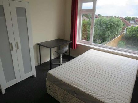 Bedroom First Floor Flat In Wallisdown, BH12 - Photo 4