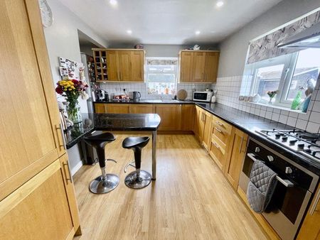 4 bedroom detached house to rent - Photo 3