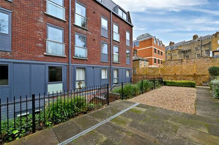 A beautifully presented and fully-furnished super studio apartment with private patio in a prime central Windsor setting. - Photo 2