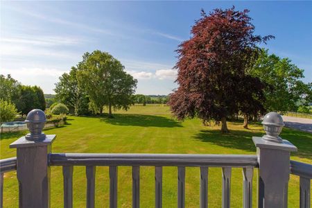 Beautiful arts and crafts house with commanding views over the Chilterns with gardens, tennis court and heated outdoor swimming pool - Photo 5